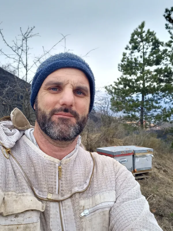 Morgan Bertin, apiculteur récoltant bio dans les Hautes-Alpes